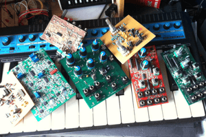 A picture of various Eurorack modules stacked up on top of a MIDI keyboard